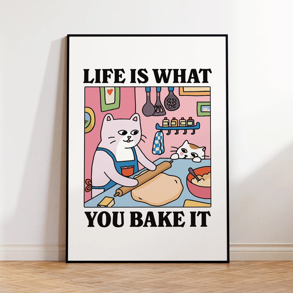 affiche illustration chat cuisine texte life is what you bake it rose blanc gris