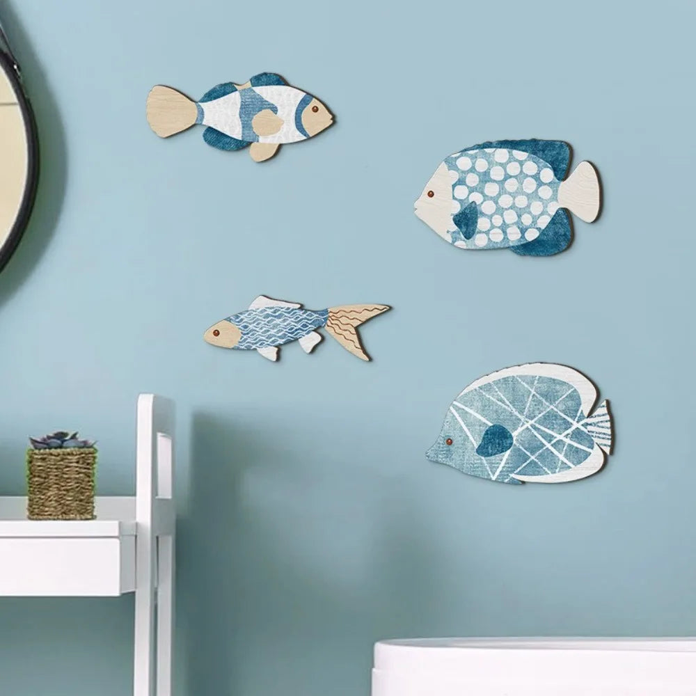plaque décorative poisson bleu blanc artisanal marine points géométriques fixation triangle