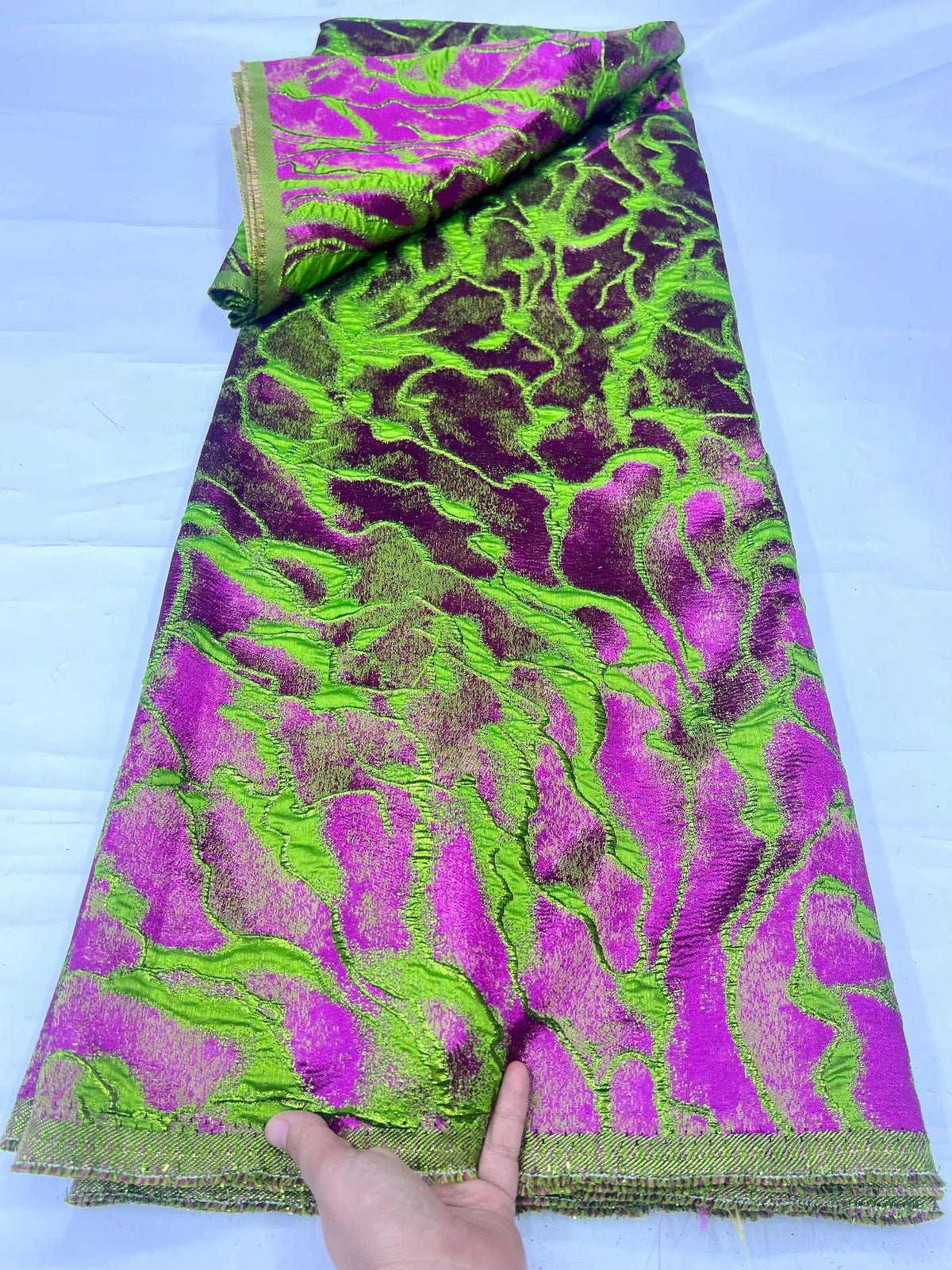 tissu polyester dentelle brocart motifs végétaux brillants couleurs variées bordures dorées soirée événementiel
