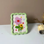 Cadre photo decoratif moderne motifs floraux bord ondules couleur rose jaune vert rouge orange
