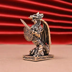 figurine dragon or argent métal détaillée épée bouclier base gravée fantastique médiéval maison