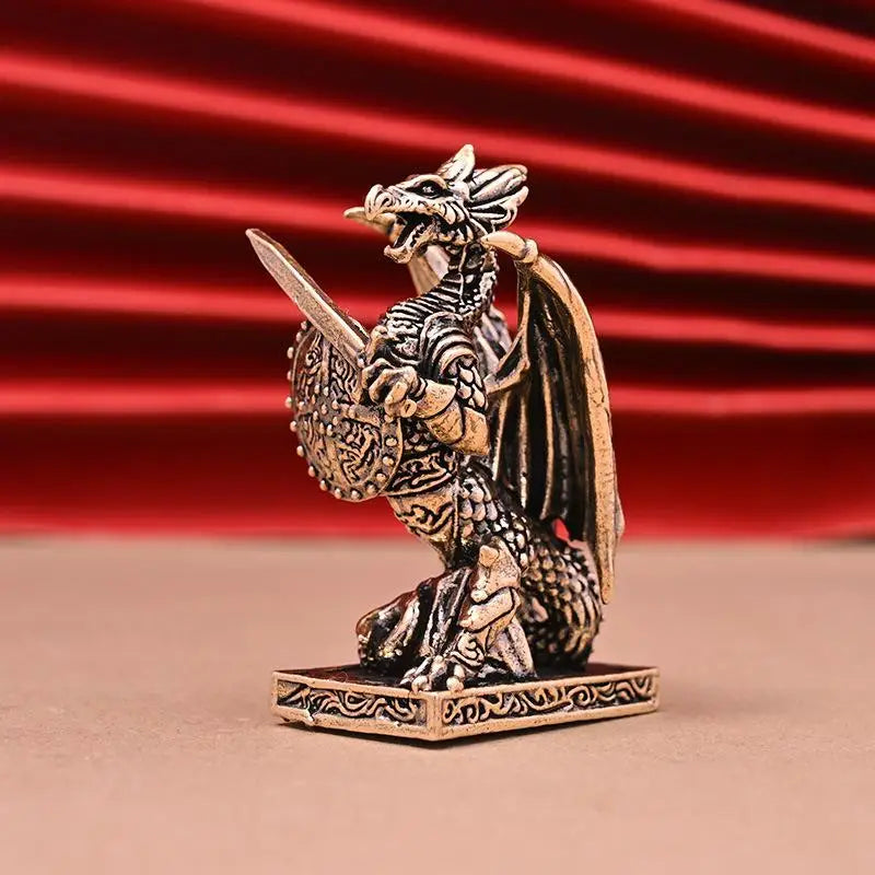 figurine dragon or argent métal détaillée épée bouclier base gravée fantastique médiéval maison