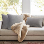 coussin décoratif rectangulaire velours rayures verticales salon lit canapé intérieur moderne confortable gris