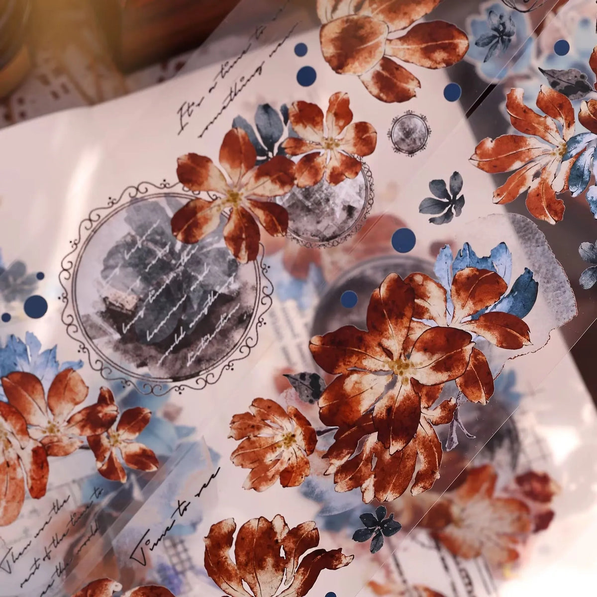 ruban decoratif floral bleu marron blanc fleurs stylisees calligraphie classique romantique scrapbooking bricolage