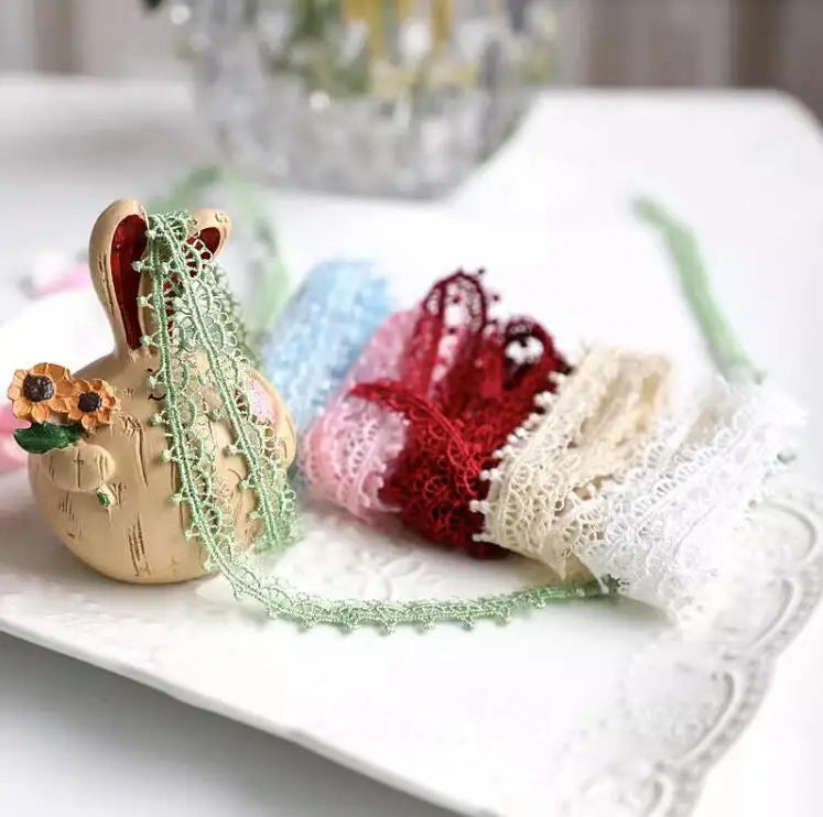 accessoires decoratifs oiseau lapin crocodile motif floral rubans dentelles couleur dorée beige violet rose