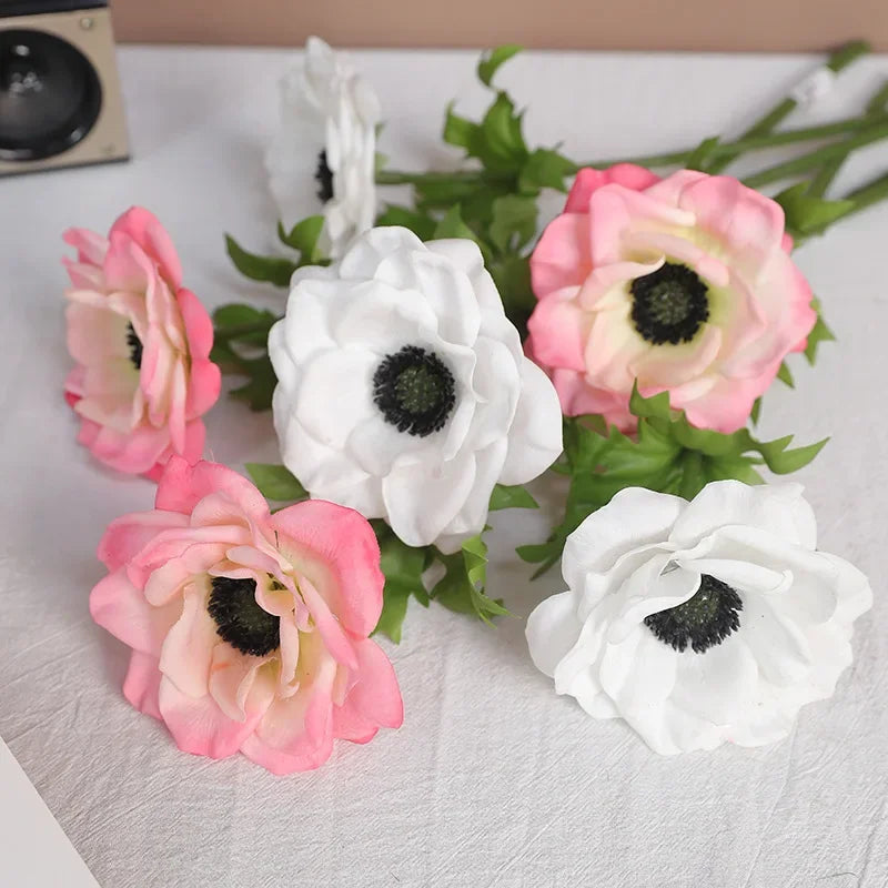 décoration intérieure bouquet fleurs artificielles anémones rose blanches violets minimaliste mariage anniversaire