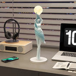 sculpture décorative moderne figure féminine globe lune noir blanc bleu clair résine chambre salon