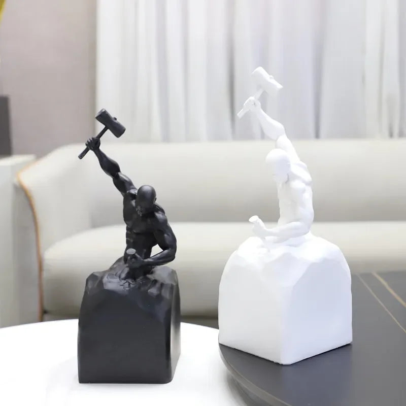 statuette homme musclé marteau résine noire blanche moderne art décoratifintérieur