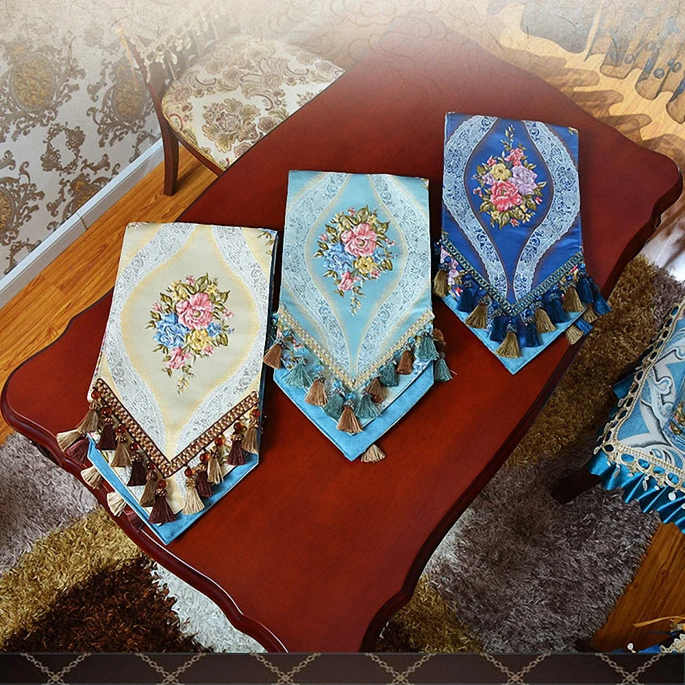 chemin table brodé bleu clair velours élégant classique