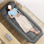 lit pliant moderne chaise longue grise tissu texturé structure métallique pliante coussins géométriques sacoche