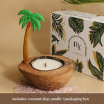 Le produit inclut une bougie en forme de navire de noix de coco posée dans un bol en bois avec un couvercle imprimé de feuilles tropicales.