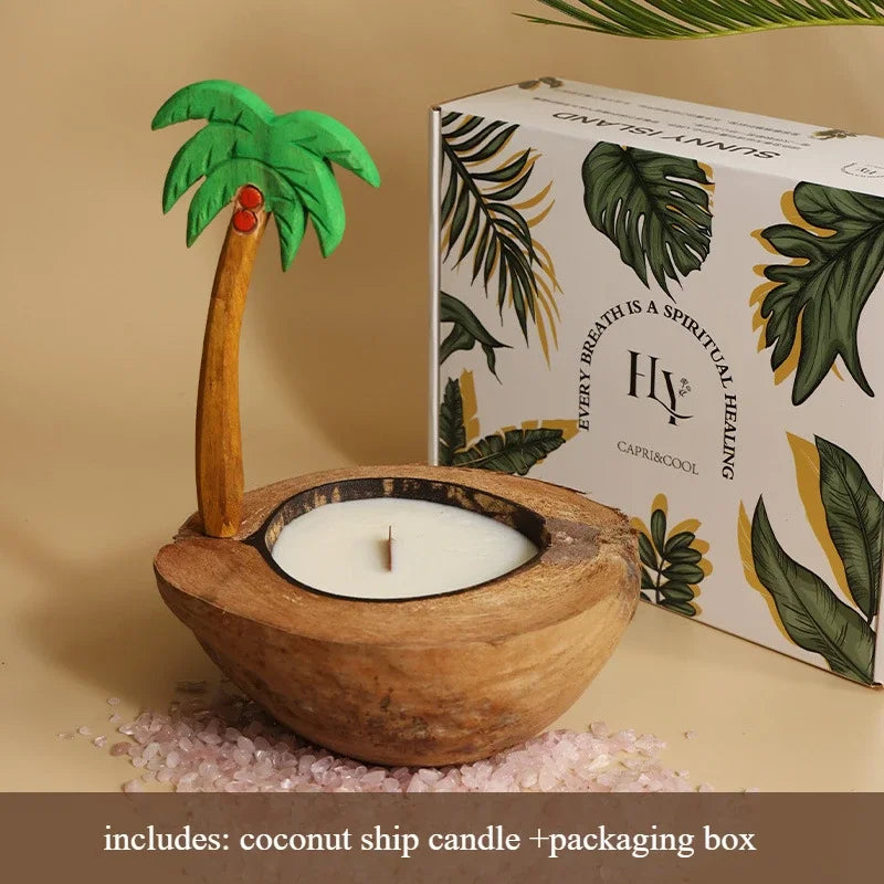 Le produit inclut une bougie en forme de navire de noix de coco posée dans un bol en bois avec un couvercle imprimé de feuilles tropicales.