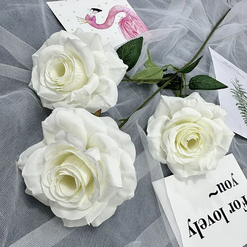 Bouquet roses artificielles soie rouge rose blanc violet feuilles vertes moderne décoration intérieure table