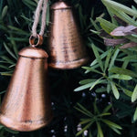 Cloches de Noël rouges sur fond de sapin