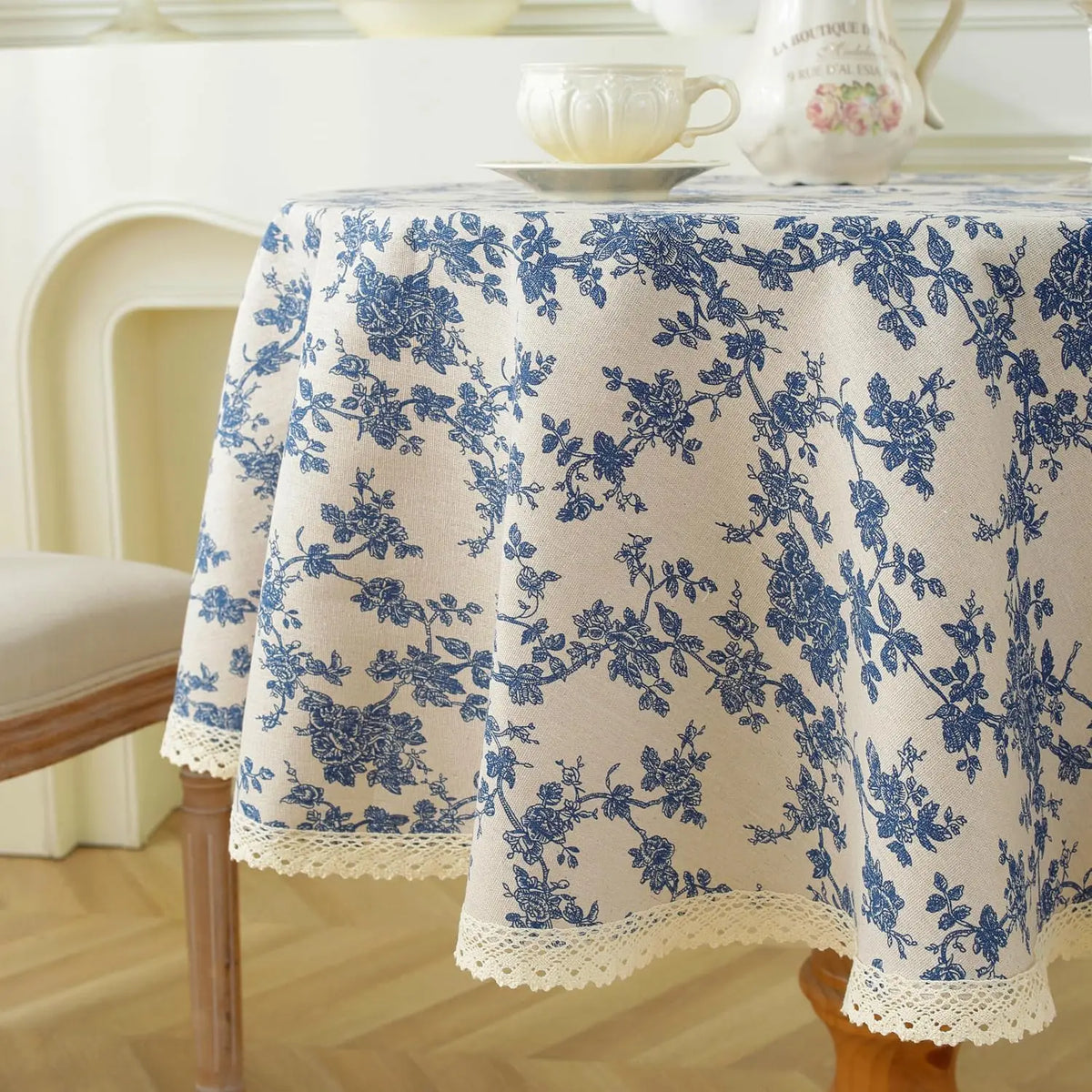 nappe ronde fleur bleue motif floral rustique franges table beige