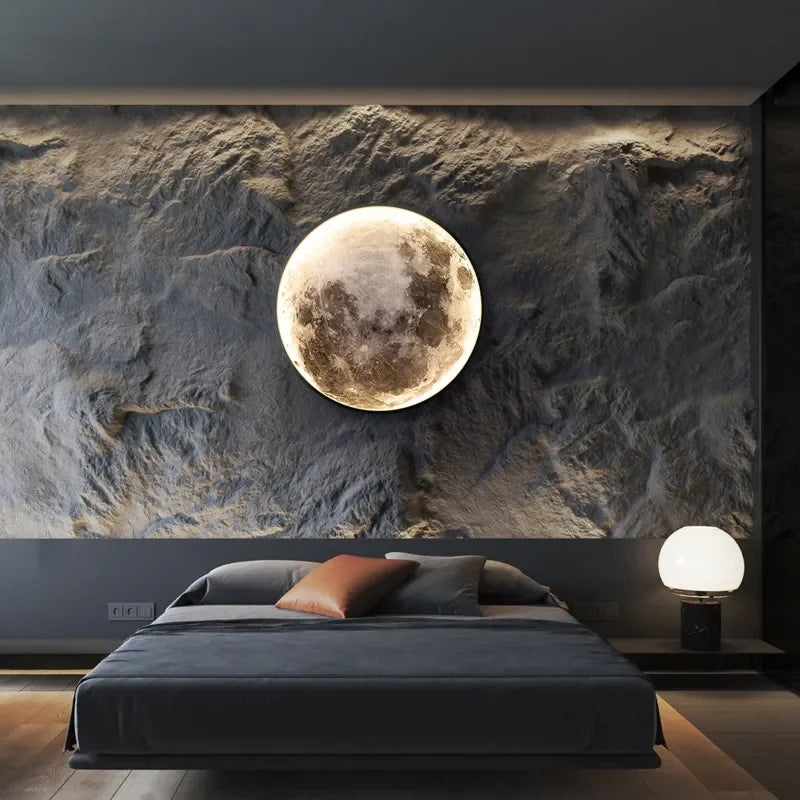 Vue rapprochée de l'applique murale LED Lune avec abat-jour rouge