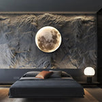 Vue rapprochée de l'applique murale LED Lune avec abat-jour rouge