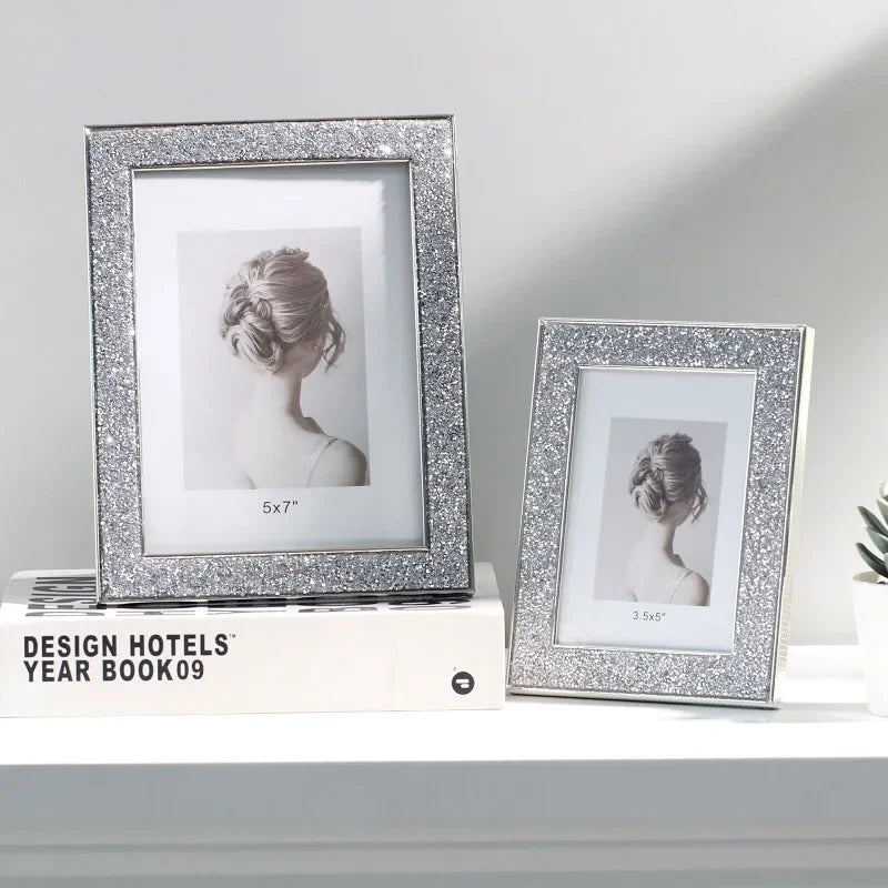 Cadre photo métal cristal minimaliste gris clair sur une étagère moderne