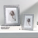 Cadre photo métal cristal minimaliste gris clair sur une étagère moderne