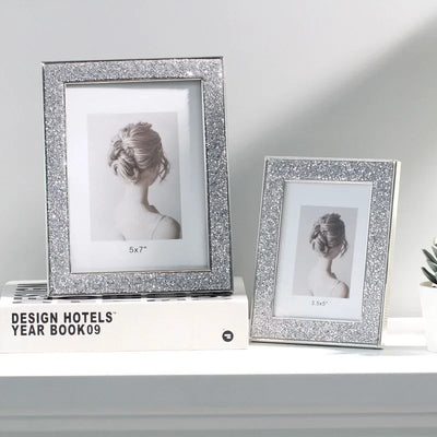 Cadre photo métal cristal minimaliste gris clair sur une étagère moderne