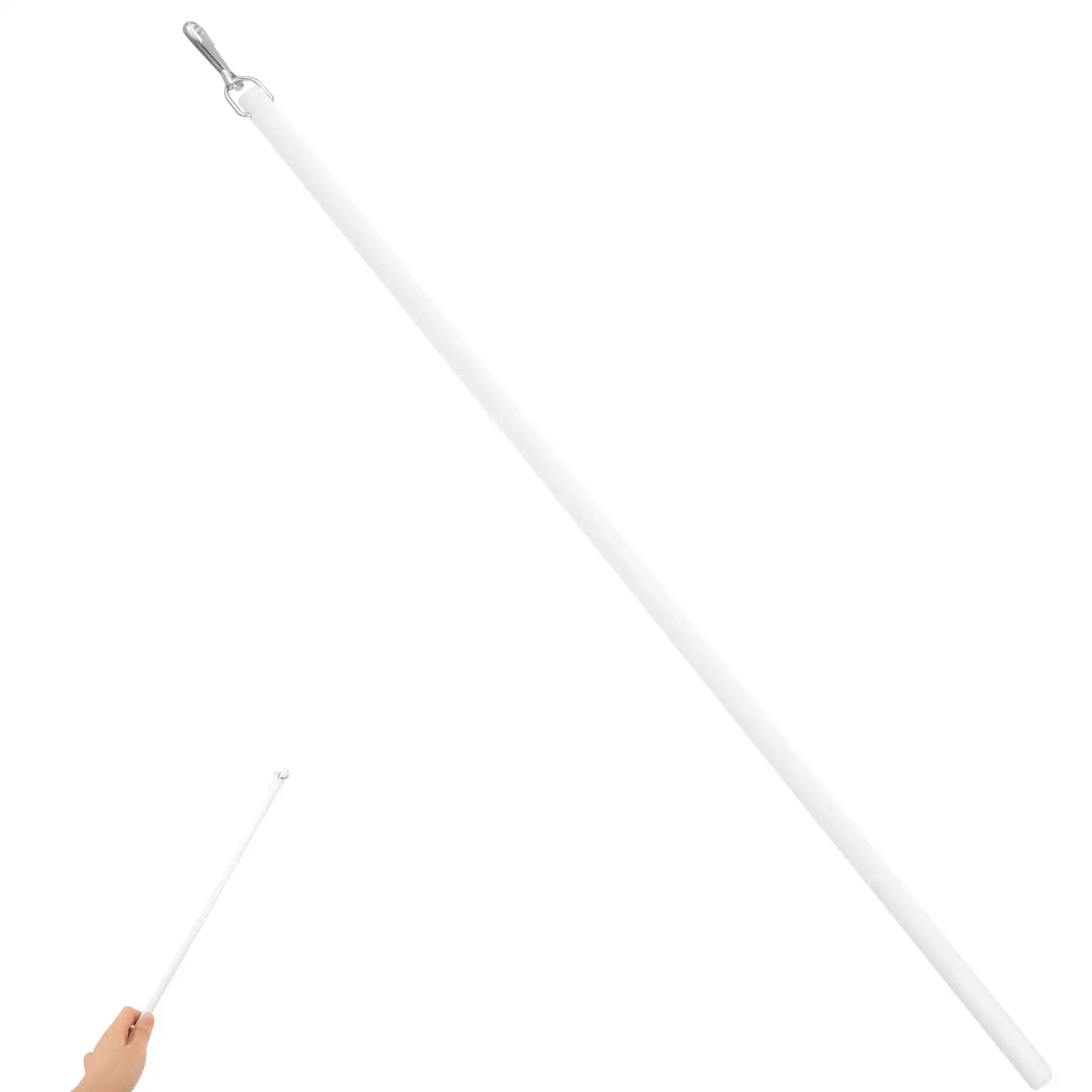 Baguette blanche de tirage tenue en bas par une main et dirigée en diagonale vers le haut, sur un fond blanc.