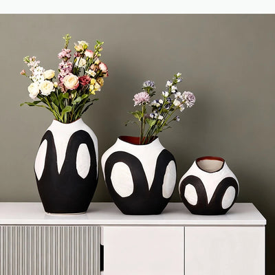 vases céramique modernes blanc noir rouge motifs géométriques minimaliste table decoration fleurs bureaux salons