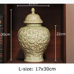 pot décoratif doré ornements floraux couvercle classique table arrangement floral moderne