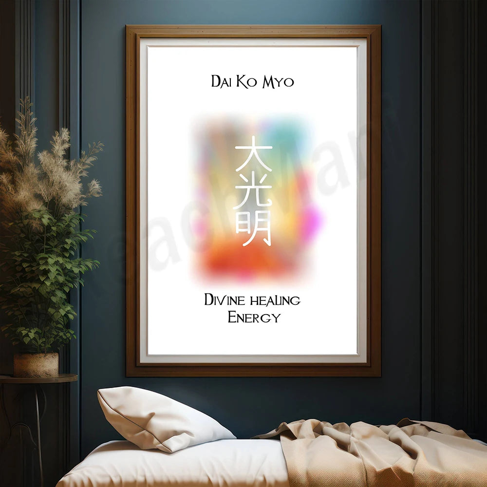 Affiche murale avec le texte "Dai Ko Myo" et "Divine Healing Energy" en anglais, sur un fond flou multicolore, placée au-dessus d'un lit dans une pièce aux murs sombres.