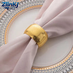 anneaux serviette or argent texture rugueuse moderne fixation minimaliste set table