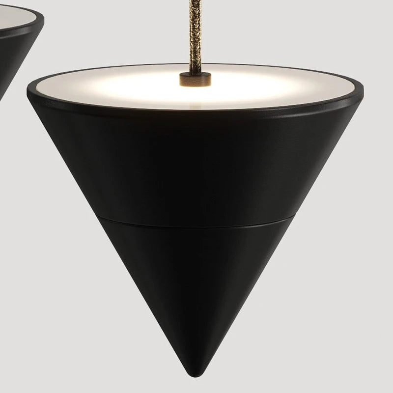 Comparaison de la lampe LED conique suspendue avec d'autres luminaires décoratifs