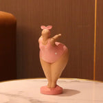 statues yoga contemporaines humoristiques résine rose beige points blancs texture mat opaques