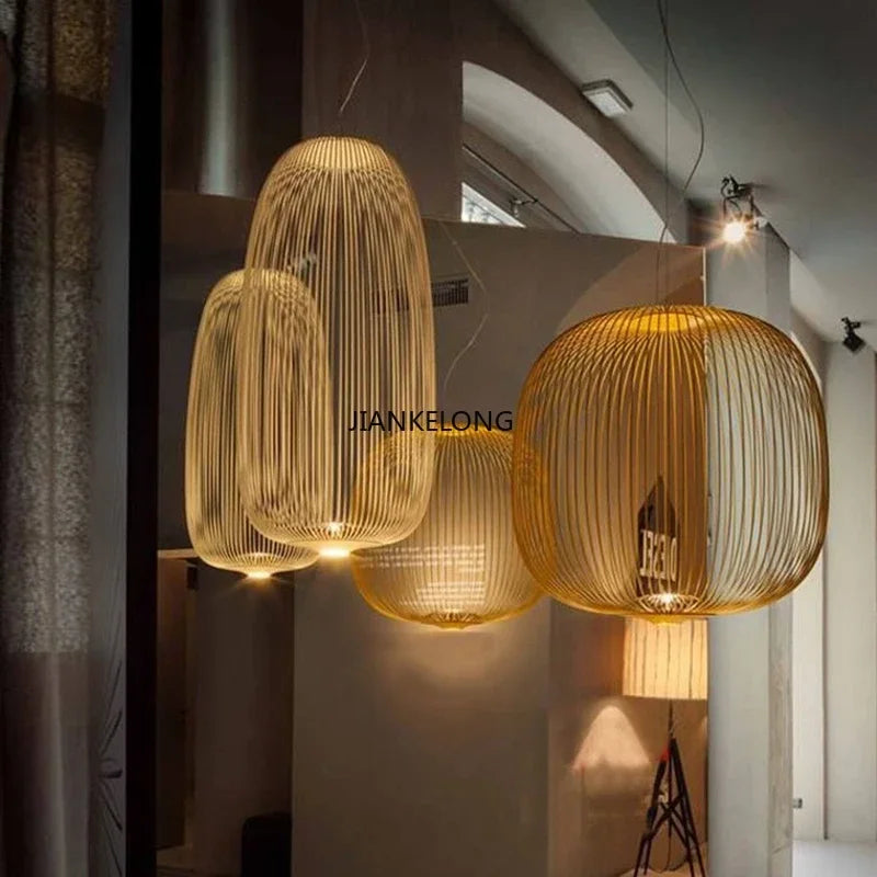 Lampe suspension installée au-dessus d'une table à manger moderne