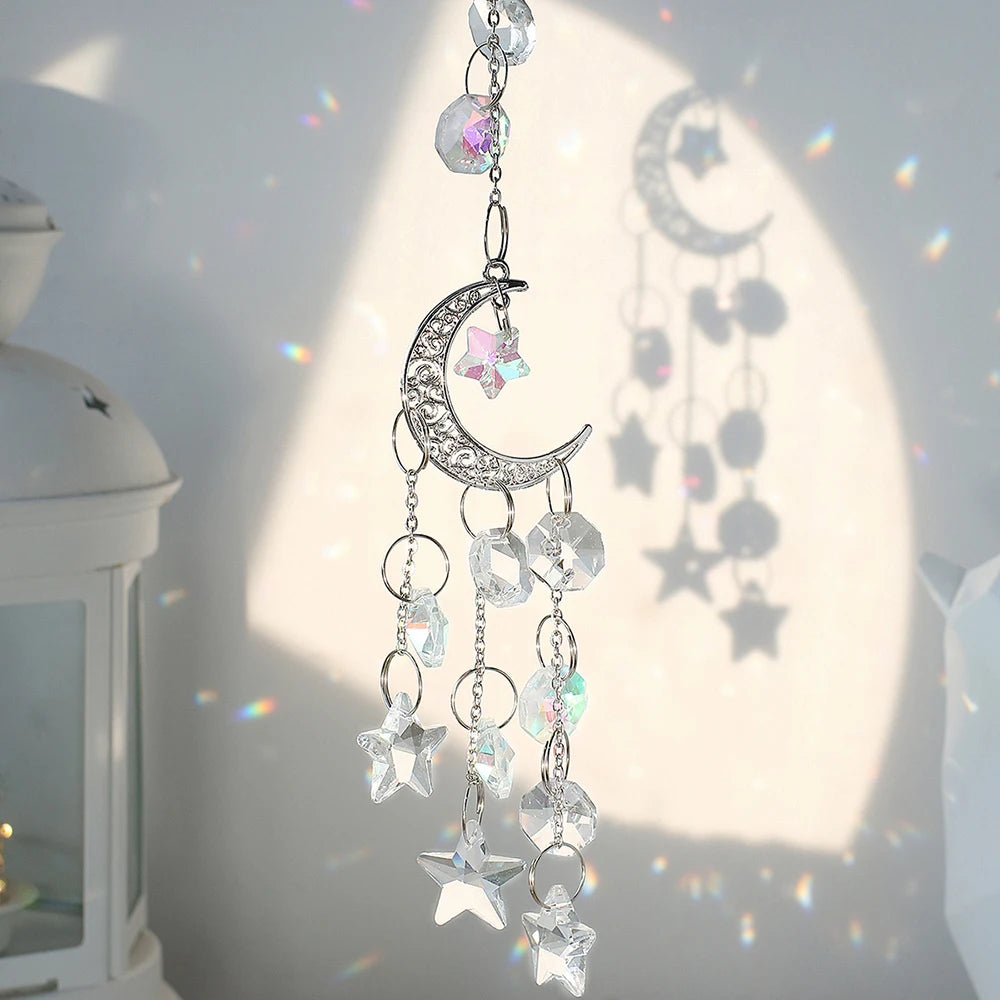 décoration extérieure boho mobile transparent argenté lune étoiles motifs floraux opalescent chaines jardin suncatcher