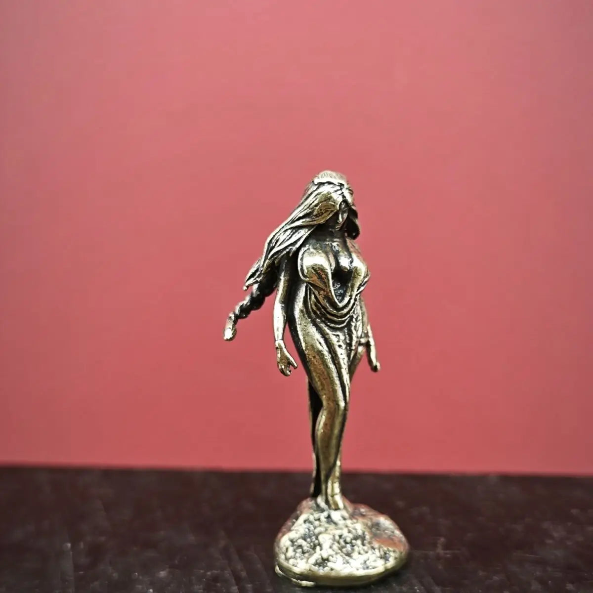 statue femme bronze doré relief détaillé longs cheveux robe drapée classique ornement décoration maison