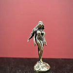 statue femme bronze doré relief détaillé longs cheveux robe drapée classique ornement décoration maison