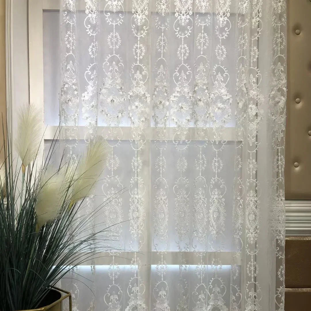 Installation au plafond du rideau tulle pour fenêtre
