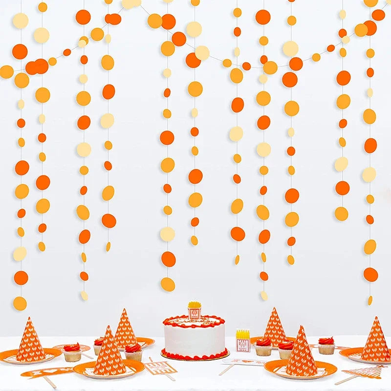 guirlandes papier orange blanc cercles décoration anniversaire mariage fêtes automne Thanksgiving