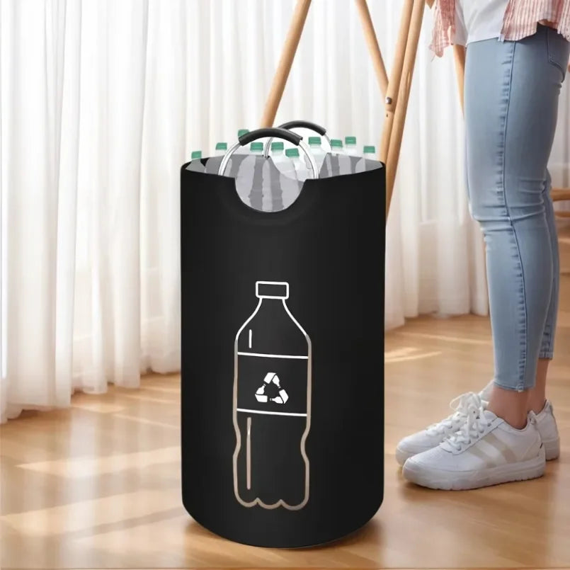 sac poubelle pliable multi usages tissu noir blanc symbolisation recyclage moderne minimaliste poignée métallique
