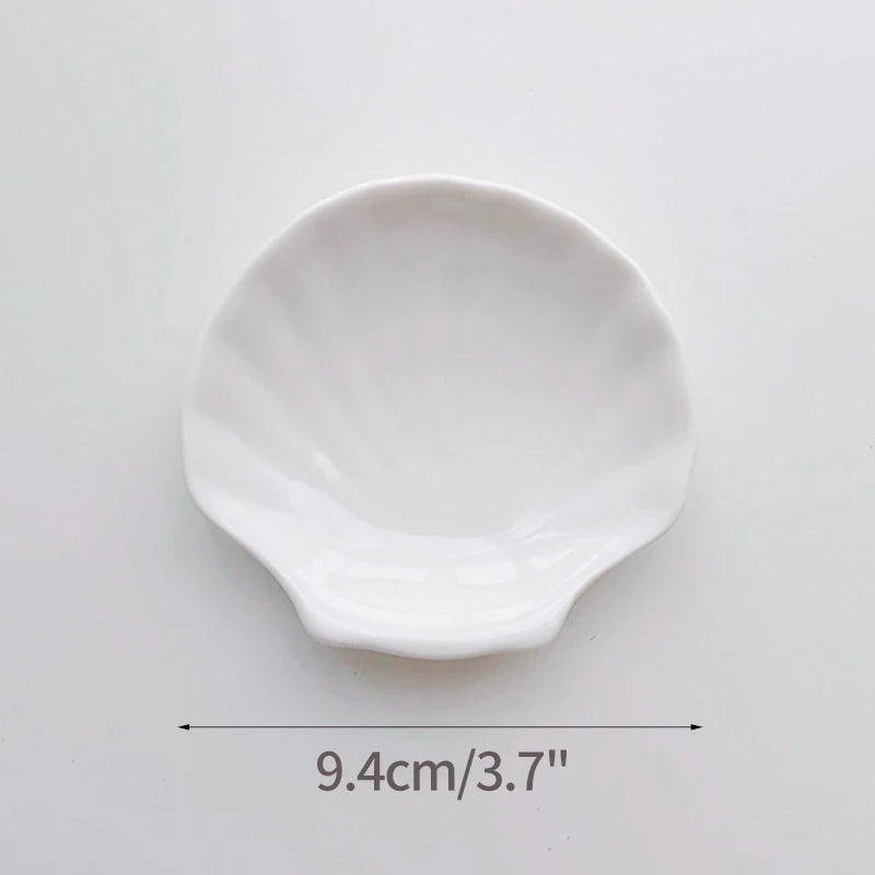 assiettes blanches modernes céramique lisses rangement présentation alimentaire set tailles différentes
