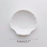 assiettes blanches modernes céramique lisses rangement présentation alimentaire set tailles différentes