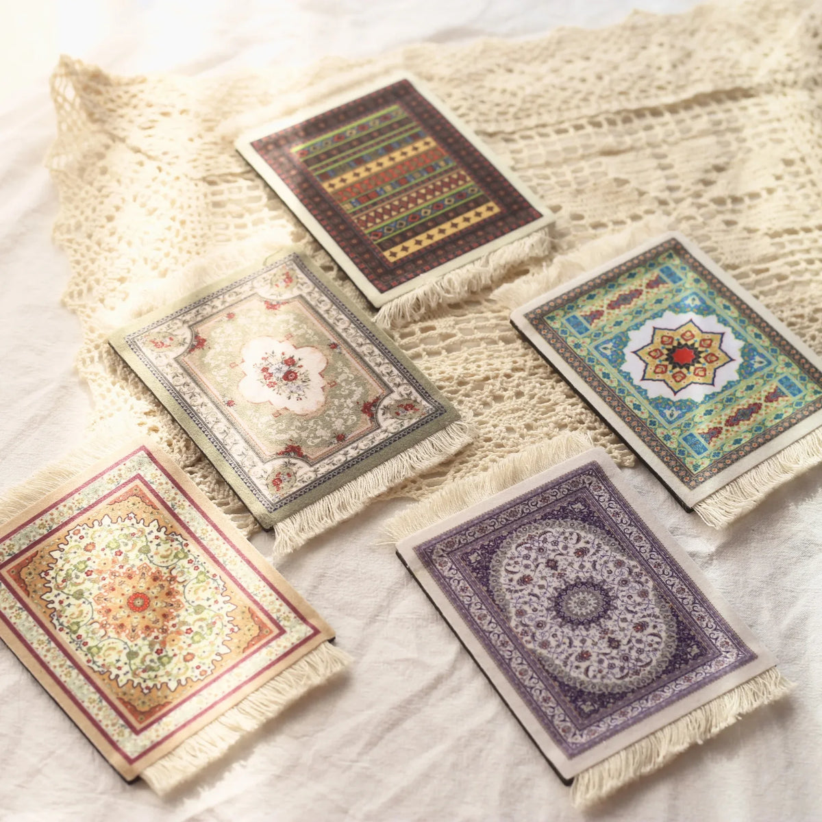 tapis table classique ornements floraux motifs géométriques franges rouge vert bleu beige blanc respectueux