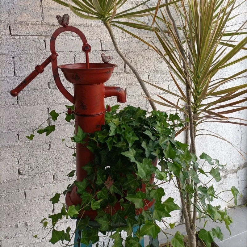 pots fleurs extérieurs décoration puits rouge bleu turquois vieilli rustique vintage plantes vertes fleur