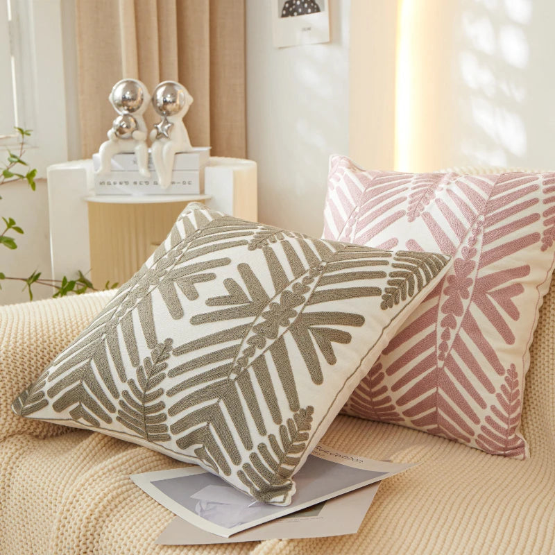 housse coussin carré brodé feuilles stylisées moderne coton polyester beige vert jaune rose fermeture
