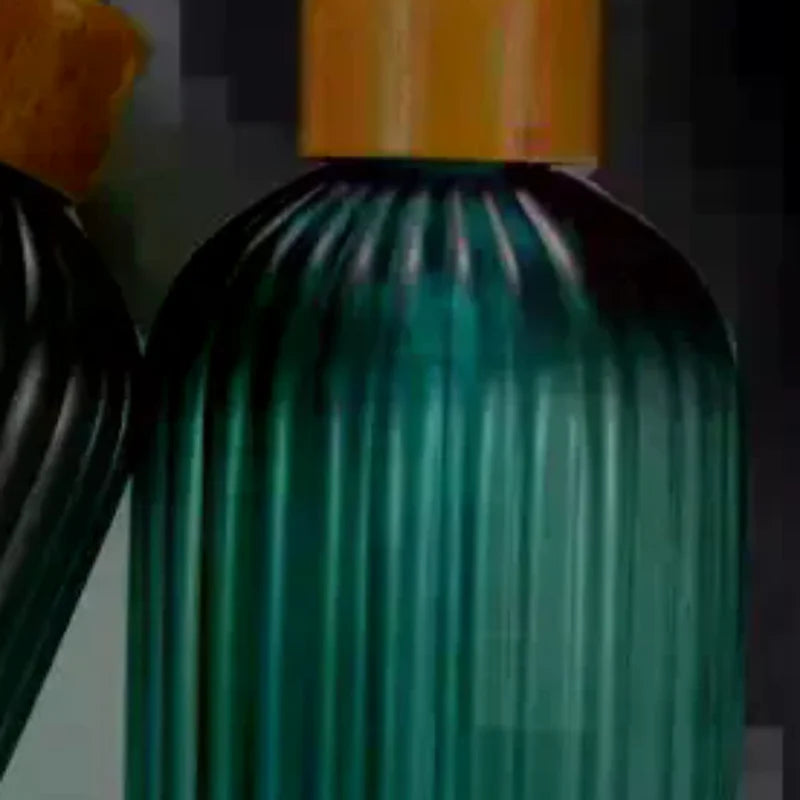 flacon savon liquide moderne rayures vertes pompe pression bouchons dorés vert noir blanc
