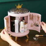 Boîte à bijoux organisatrice rouge sur un bureau avec décoration