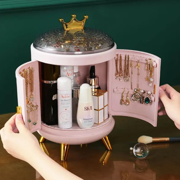 Boîte à bijoux organisatrice rouge sur un bureau avec décoration