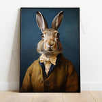 Un lapin élégant habillé d'un manteau et d'un nœud papillon jaune, semblant observer le spectateur avec un air amusé.