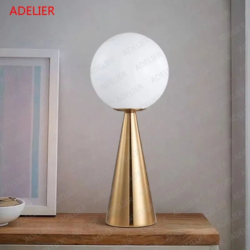 Lampe de chevet postmoderne en verre doré sur table de nuit