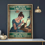 Une jeune femme tatouée caresse un chat dans un décor rétro, selon l'affiche indiquant qu'elle "s'occupe des chats et connaît des choses".