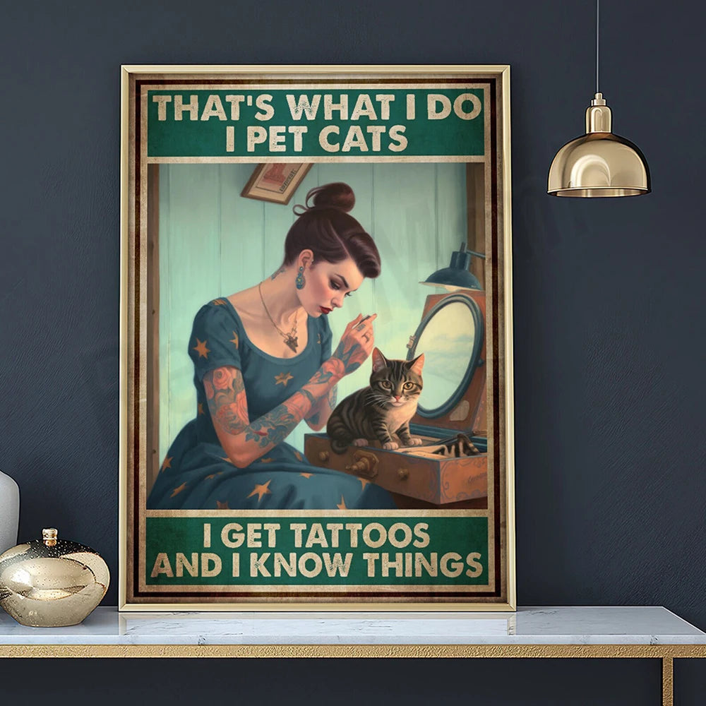 Une jeune femme tatouée caresse un chat dans un décor rétro, selon l'affiche indiquant qu'elle "s'occupe des chats et connaît des choses".